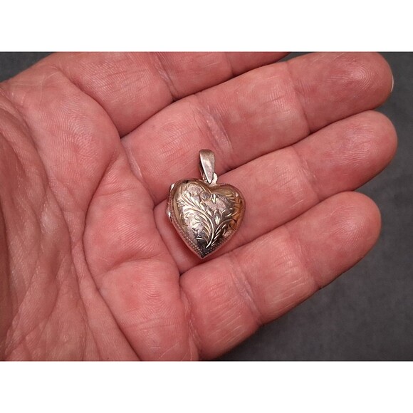 Vintage Engraved Sterling Heart Photo Locket Pendant THA Marked - Picture 4 of 5